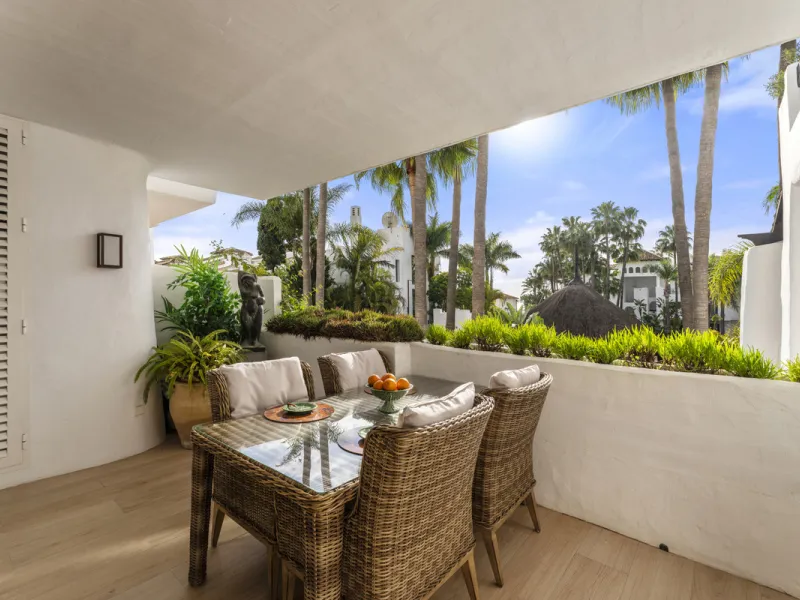 Located in the prestigious Puente Romano area, this exquisite three-bedroom apartment offers a sophisticated blend of comfort and elegance in one of Marbella's most sought-after locations. Just a short distance from renowned fine dining restaurants, luxur