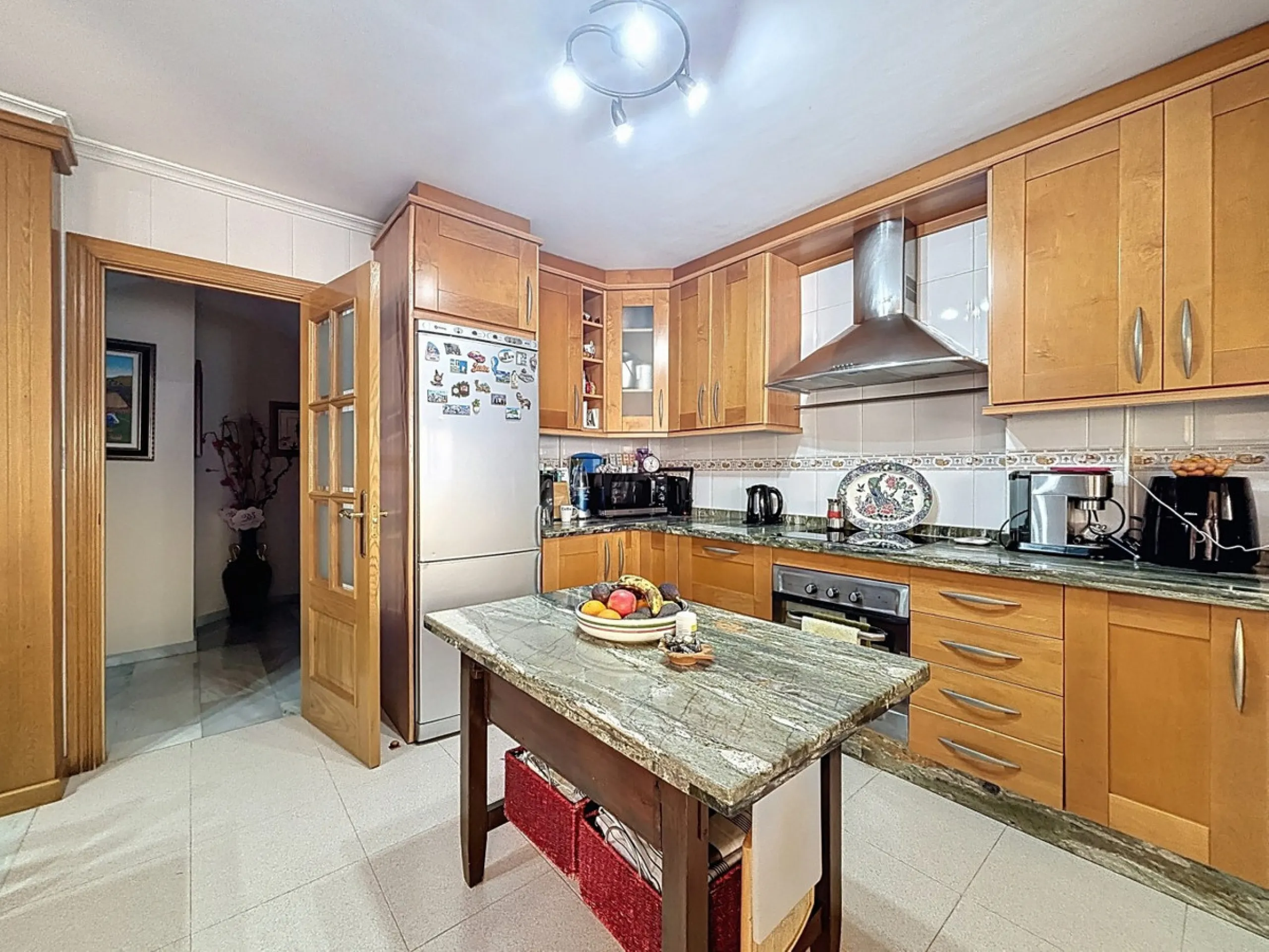 This beautiful 3-storey villa in Torre del Mar is presented, ideal for families looking for space, comfort and excellent location. On the first floor, we find a very bright and cozy living room, a toilet, and a separate kitchen-dining room, perfect for en