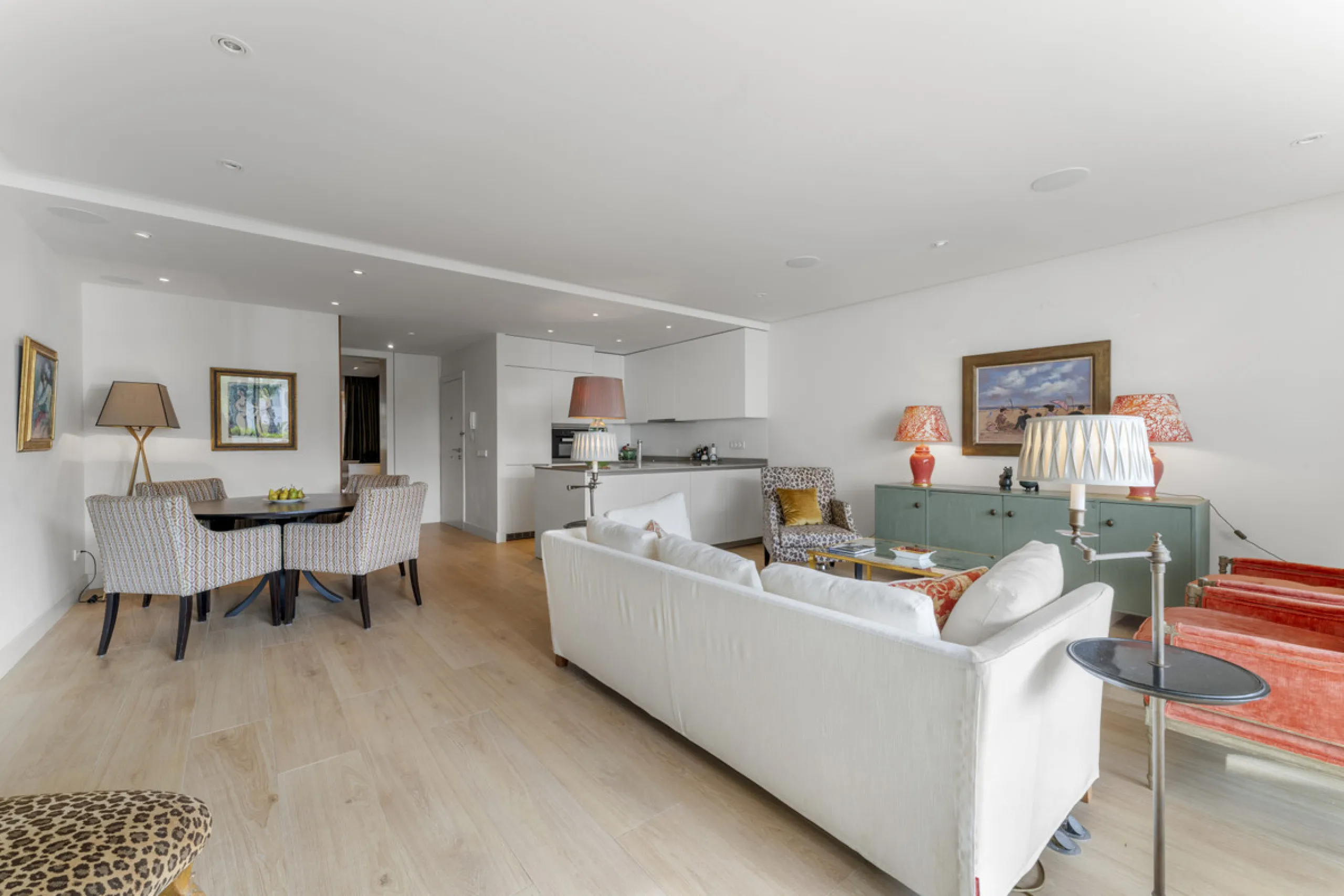 Located in the prestigious Puente Romano area, this exquisite three-bedroom apartment offers a sophisticated blend of comfort and elegance in one of Marbella's most sought-after locations. Just a short distance from renowned fine dining restaurants, luxur