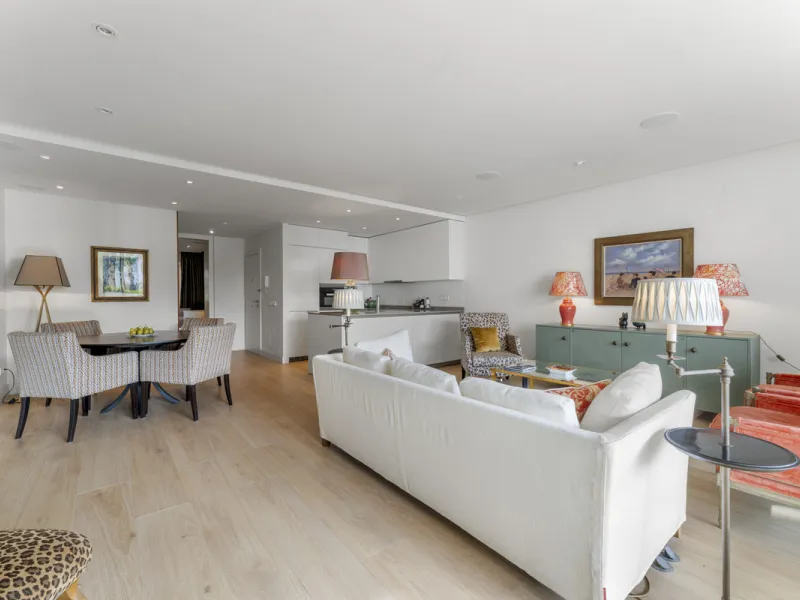 Located in the prestigious Puente Romano area, this exquisite three-bedroom apartment offers a sophisticated blend of comfort and elegance in one of Marbella's most sought-after locations. Just a short distance from renowned fine dining restaurants, luxur
