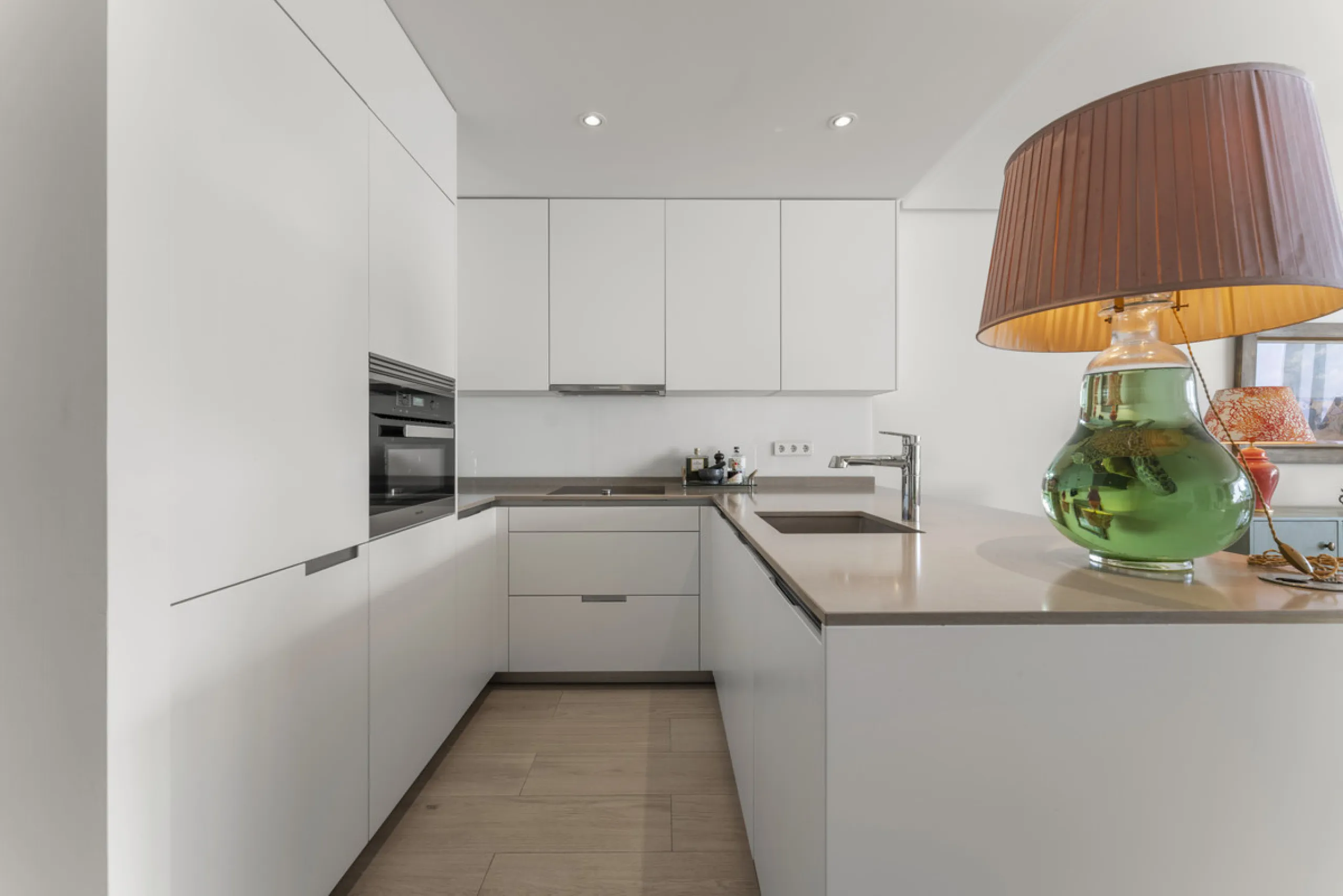 Located in the prestigious Puente Romano area, this exquisite three-bedroom apartment offers a sophisticated blend of comfort and elegance in one of Marbella's most sought-after locations. Just a short distance from renowned fine dining restaurants, luxur
