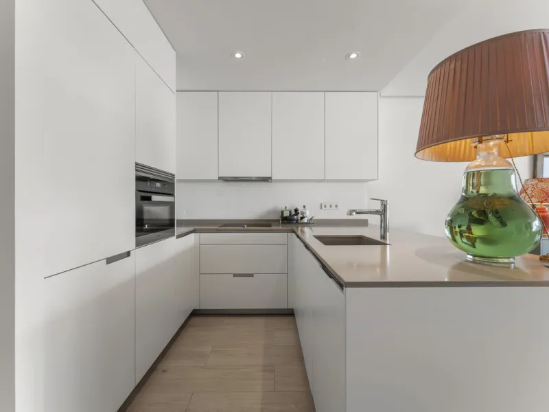 Located in the prestigious Puente Romano area, this exquisite three-bedroom apartment offers a sophisticated blend of comfort and elegance in one of Marbella's most sought-after locations. Just a short distance from renowned fine dining restaurants, luxur