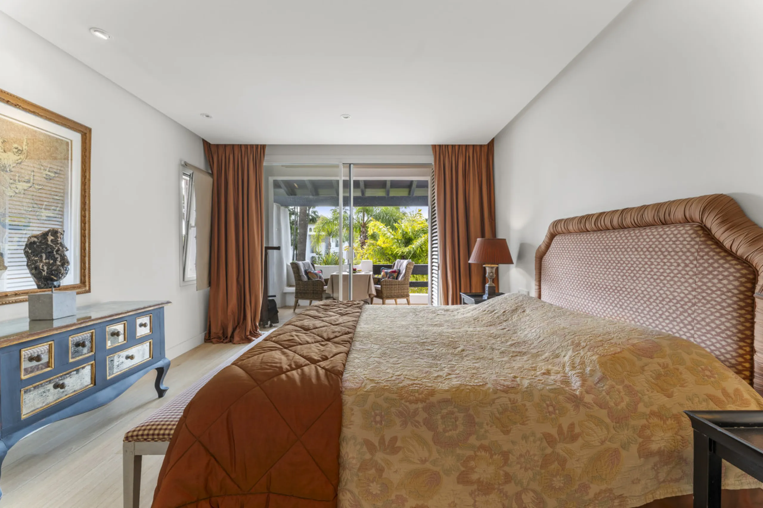 Located in the prestigious Puente Romano area, this exquisite three-bedroom apartment offers a sophisticated blend of comfort and elegance in one of Marbella's most sought-after locations. Just a short distance from renowned fine dining restaurants, luxur