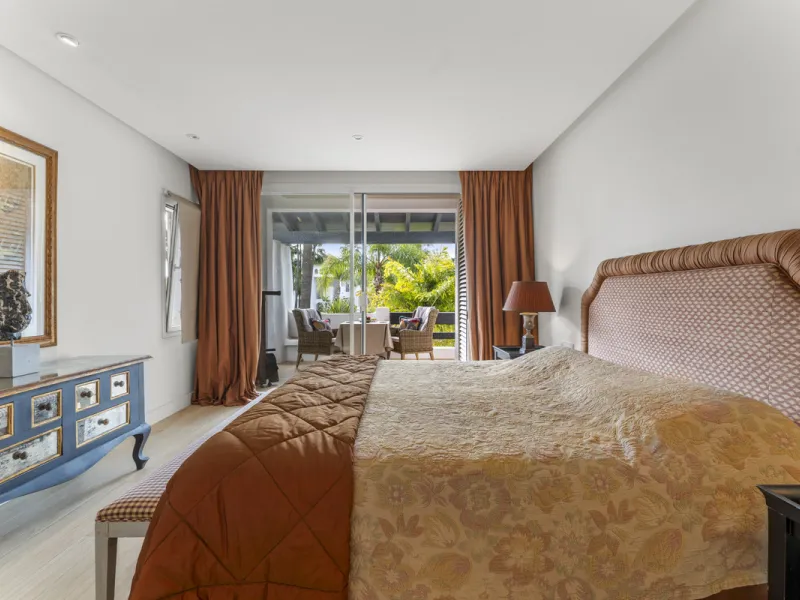 Located in the prestigious Puente Romano area, this exquisite three-bedroom apartment offers a sophisticated blend of comfort and elegance in one of Marbella's most sought-after locations. Just a short distance from renowned fine dining restaurants, luxur
