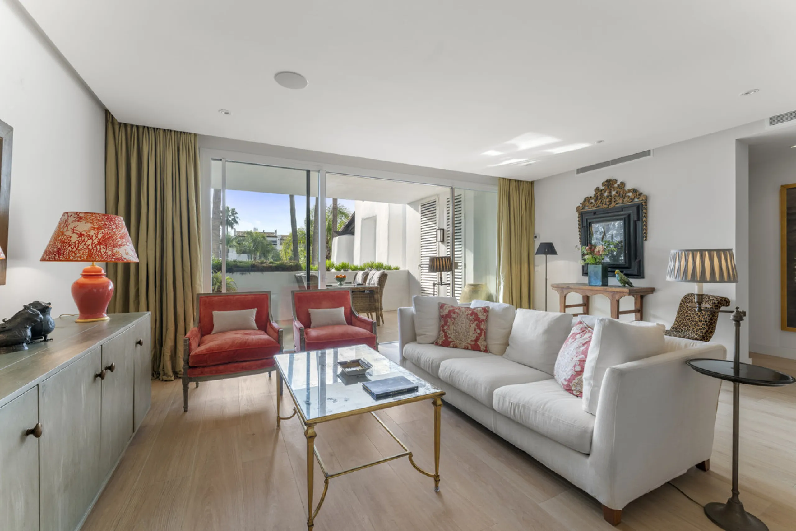 Located in the prestigious Puente Romano area, this exquisite three-bedroom apartment offers a sophisticated blend of comfort and elegance in one of Marbella's most sought-after locations. Just a short distance from renowned fine dining restaurants, luxur
