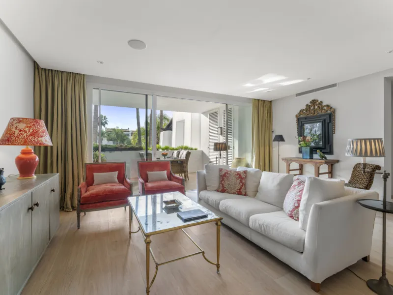 Located in the prestigious Puente Romano area, this exquisite three-bedroom apartment offers a sophisticated blend of comfort and elegance in one of Marbella's most sought-after locations. Just a short distance from renowned fine dining restaurants, luxur