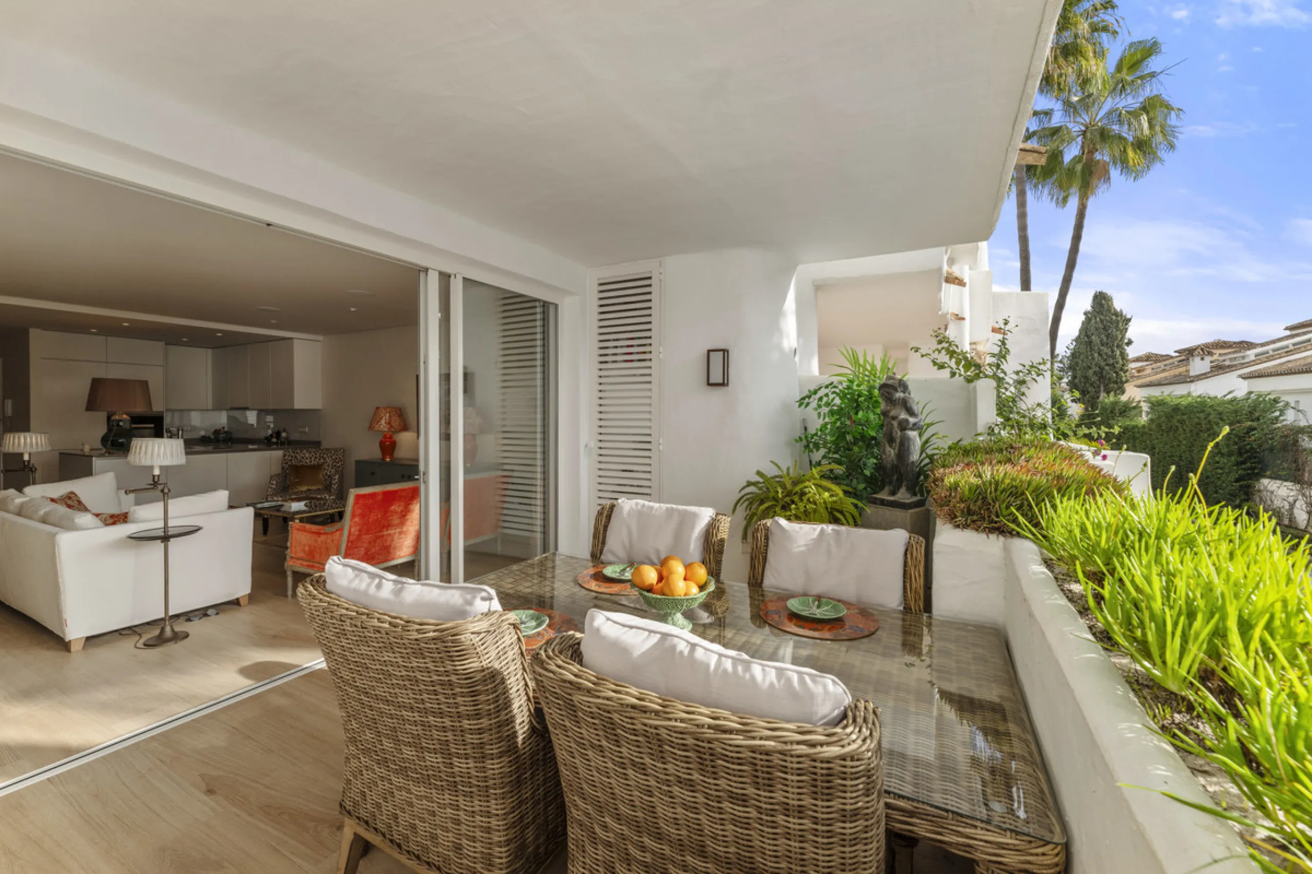 Located in the prestigious Puente Romano area, this exquisite three-bedroom apartment offers a sophisticated blend of comfort and elegance in one of Marbella's most sought-after locations. Just a short distance from renowned fine dining restaurants, luxur