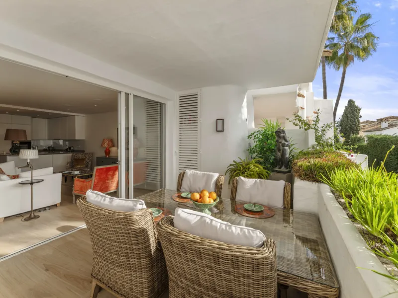 Located in the prestigious Puente Romano area, this exquisite three-bedroom apartment offers a sophisticated blend of comfort and elegance in one of Marbella's most sought-after locations. Just a short distance from renowned fine dining restaurants, luxur