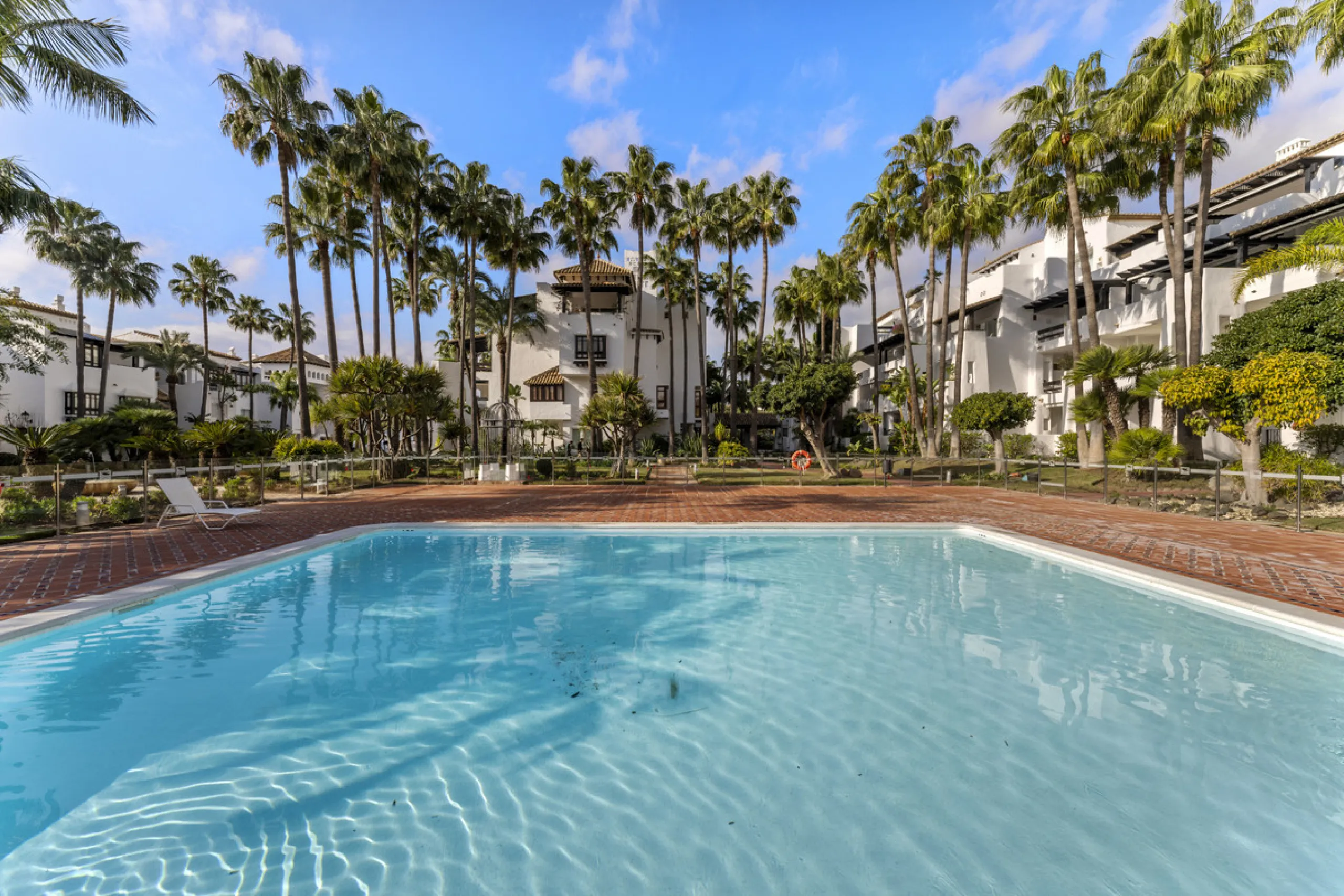 Located in the prestigious Puente Romano area, this exquisite three-bedroom apartment offers a sophisticated blend of comfort and elegance in one of Marbella's most sought-after locations. Just a short distance from renowned fine dining restaurants, luxur