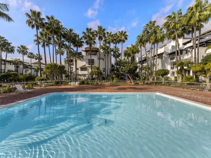 Located in the prestigious Puente Romano area, this exquisite three-bedroom apartment offers a sophisticated blend of comfort and elegance in one of Marbella's most sought-after locations. Just a short distance from renowned fine dining restaurants, luxur