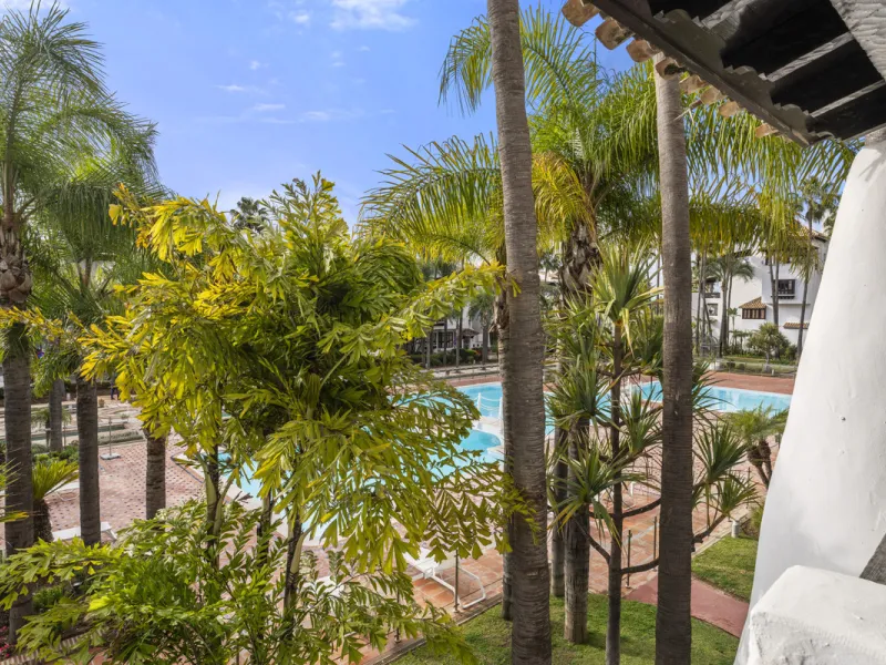 Located in the prestigious Puente Romano area, this exquisite three-bedroom apartment offers a sophisticated blend of comfort and elegance in one of Marbella's most sought-after locations. Just a short distance from renowned fine dining restaurants, luxur