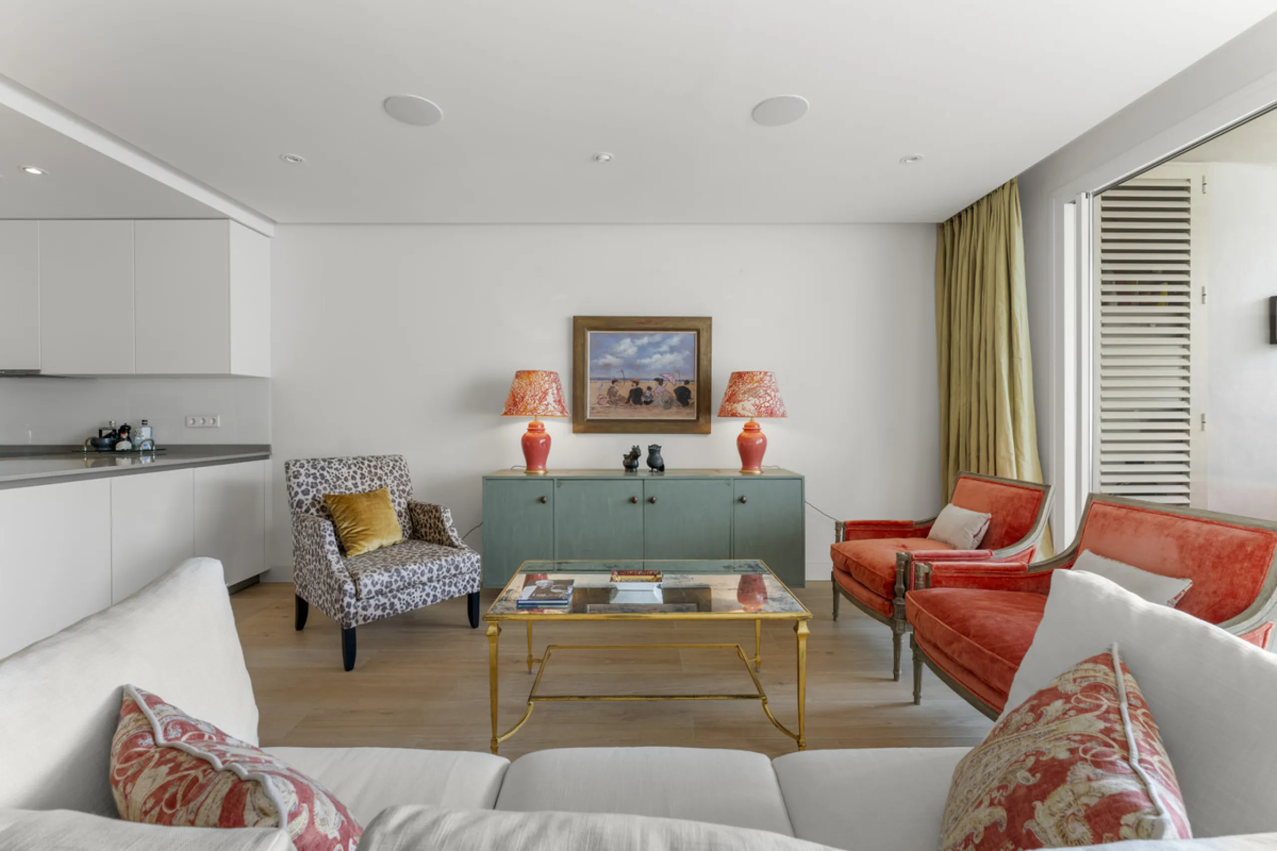 Located in the prestigious Puente Romano area, this exquisite three-bedroom apartment offers a sophisticated blend of comfort and elegance in one of Marbella's most sought-after locations. Just a short distance from renowned fine dining restaurants, luxur