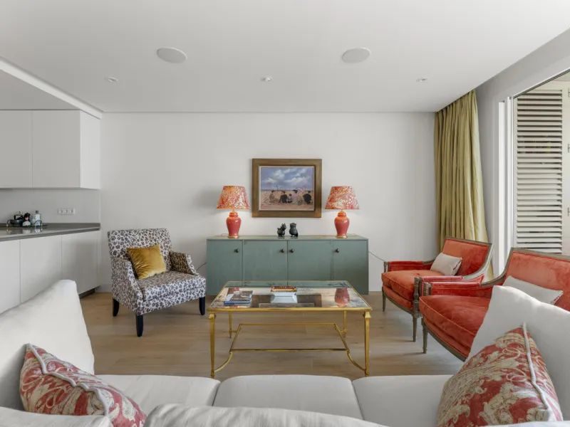 Located in the prestigious Puente Romano area, this exquisite three-bedroom apartment offers a sophisticated blend of comfort and elegance in one of Marbella's most sought-after locations. Just a short distance from renowned fine dining restaurants, luxur
