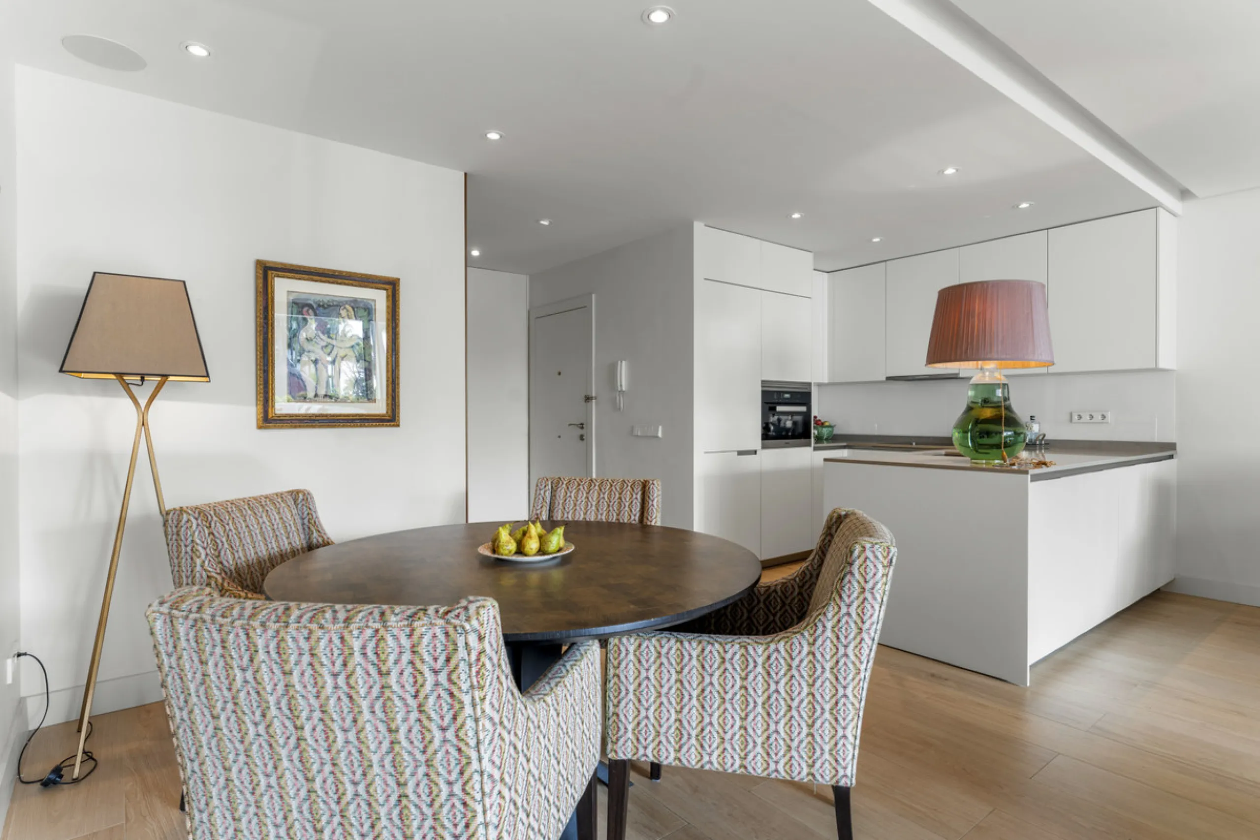 Located in the prestigious Puente Romano area, this exquisite three-bedroom apartment offers a sophisticated blend of comfort and elegance in one of Marbella's most sought-after locations. Just a short distance from renowned fine dining restaurants, luxur
