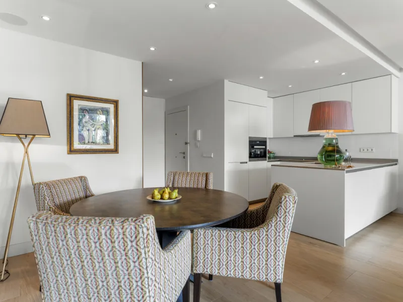 Located in the prestigious Puente Romano area, this exquisite three-bedroom apartment offers a sophisticated blend of comfort and elegance in one of Marbella's most sought-after locations. Just a short distance from renowned fine dining restaurants, luxur