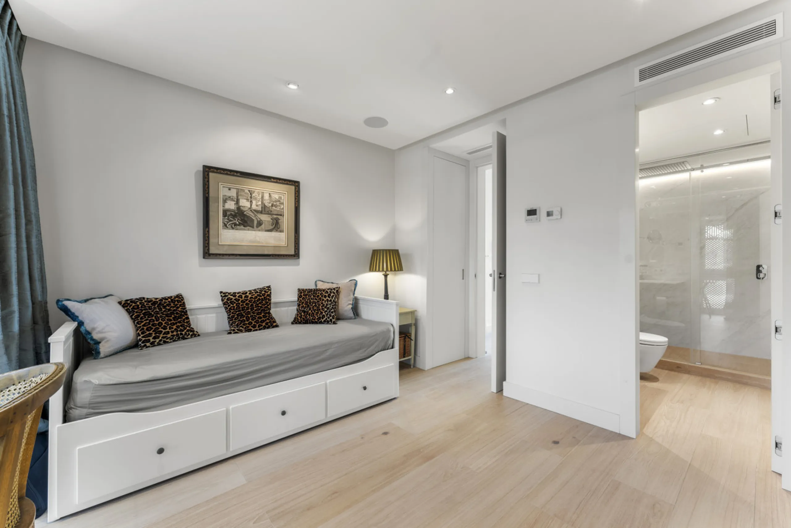 Located in the prestigious Puente Romano area, this exquisite three-bedroom apartment offers a sophisticated blend of comfort and elegance in one of Marbella's most sought-after locations. Just a short distance from renowned fine dining restaurants, luxur