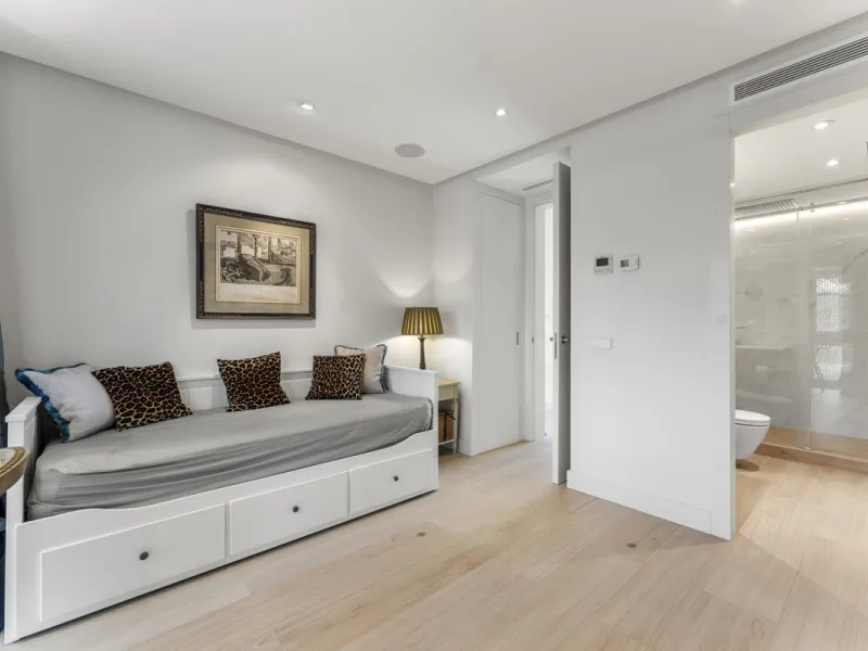 Located in the prestigious Puente Romano area, this exquisite three-bedroom apartment offers a sophisticated blend of comfort and elegance in one of Marbella's most sought-after locations. Just a short distance from renowned fine dining restaurants, luxur