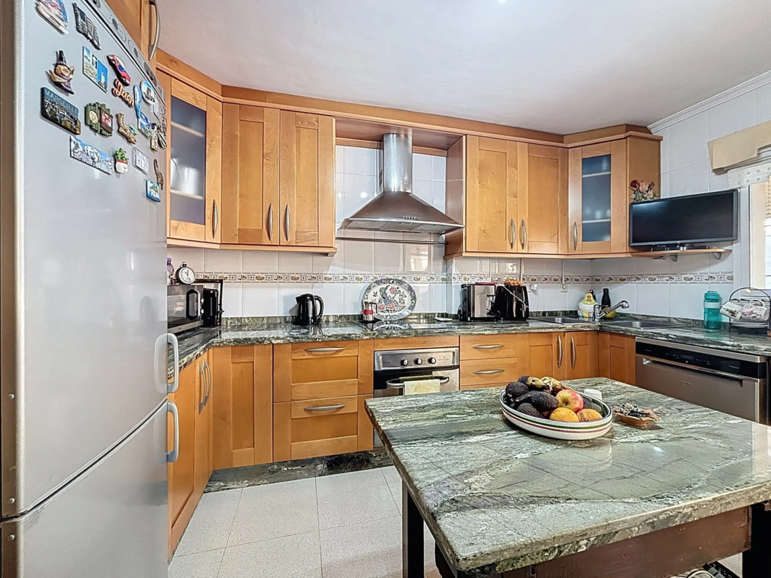 This beautiful 3-storey villa in Torre del Mar is presented, ideal for families looking for space, comfort and excellent location. On the first floor, we find a very bright and cozy living room, a toilet, and a separate kitchen-dining room, perfect for en