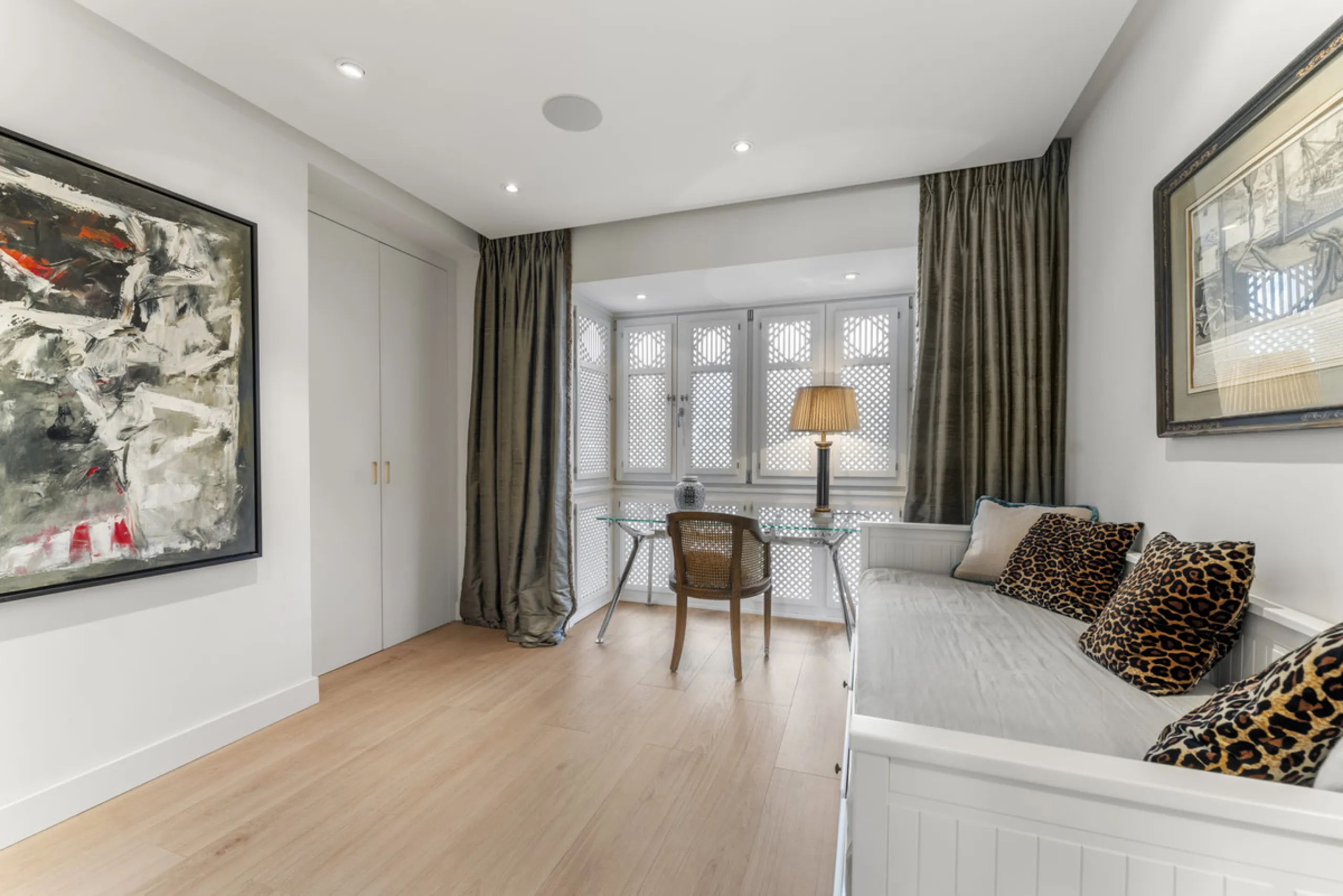 Located in the prestigious Puente Romano area, this exquisite three-bedroom apartment offers a sophisticated blend of comfort and elegance in one of Marbella's most sought-after locations. Just a short distance from renowned fine dining restaurants, luxur