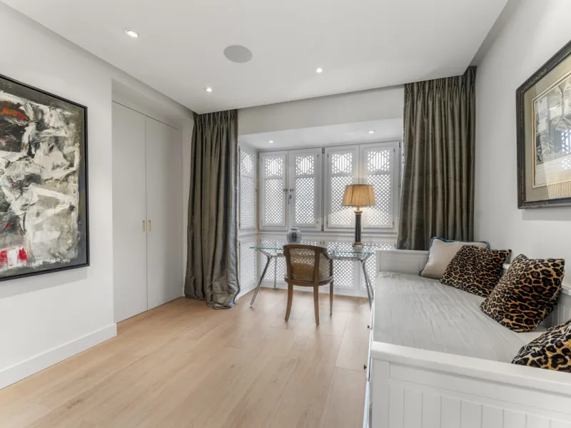 Located in the prestigious Puente Romano area, this exquisite three-bedroom apartment offers a sophisticated blend of comfort and elegance in one of Marbella's most sought-after locations. Just a short distance from renowned fine dining restaurants, luxur