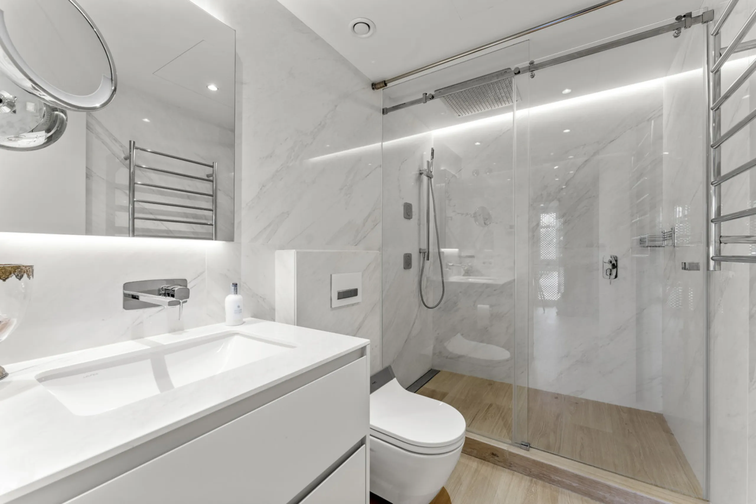 Located in the prestigious Puente Romano area, this exquisite three-bedroom apartment offers a sophisticated blend of comfort and elegance in one of Marbella's most sought-after locations. Just a short distance from renowned fine dining restaurants, luxur