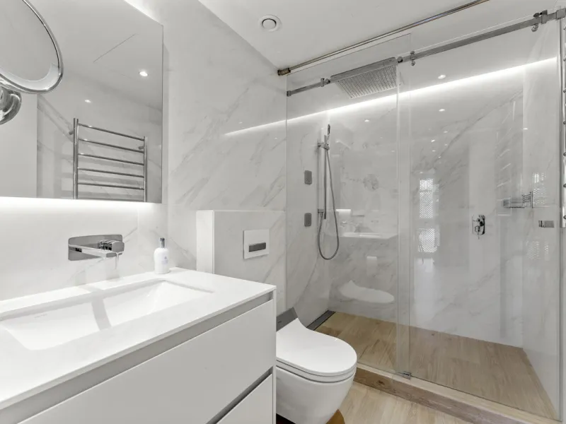 Located in the prestigious Puente Romano area, this exquisite three-bedroom apartment offers a sophisticated blend of comfort and elegance in one of Marbella's most sought-after locations. Just a short distance from renowned fine dining restaurants, luxur