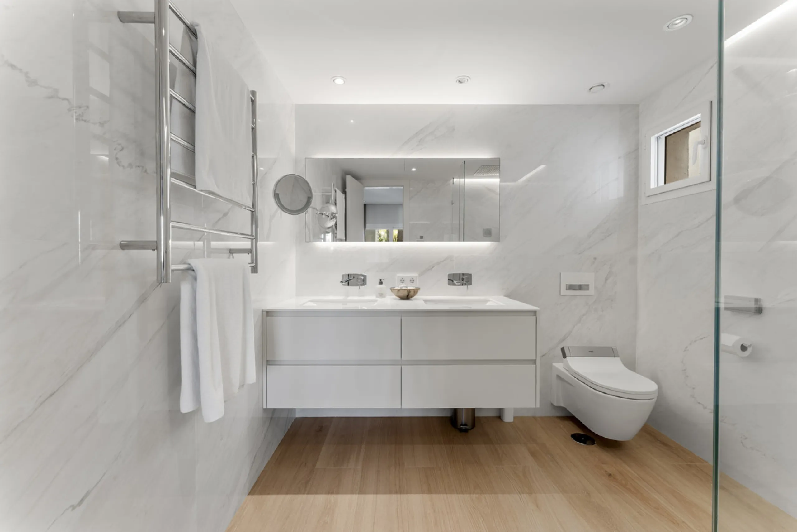 Located in the prestigious Puente Romano area, this exquisite three-bedroom apartment offers a sophisticated blend of comfort and elegance in one of Marbella's most sought-after locations. Just a short distance from renowned fine dining restaurants, luxur