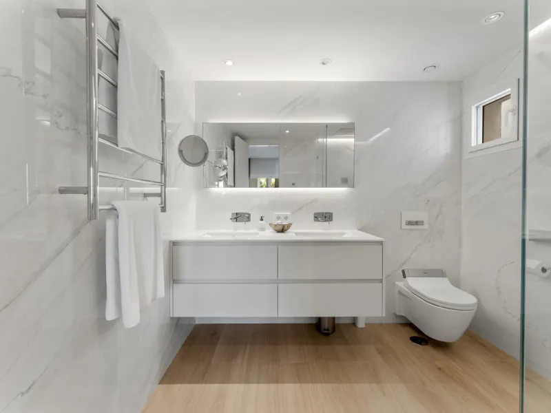 Located in the prestigious Puente Romano area, this exquisite three-bedroom apartment offers a sophisticated blend of comfort and elegance in one of Marbella's most sought-after locations. Just a short distance from renowned fine dining restaurants, luxur
