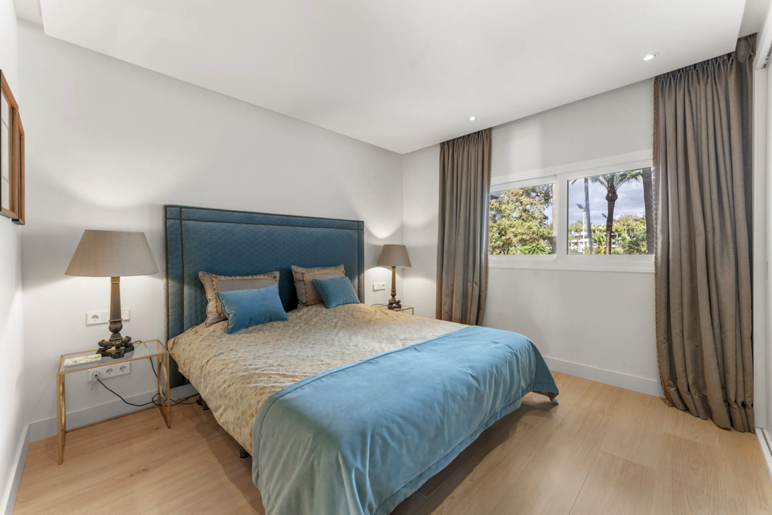 Located in the prestigious Puente Romano area, this exquisite three-bedroom apartment offers a sophisticated blend of comfort and elegance in one of Marbella's most sought-after locations. Just a short distance from renowned fine dining restaurants, luxur