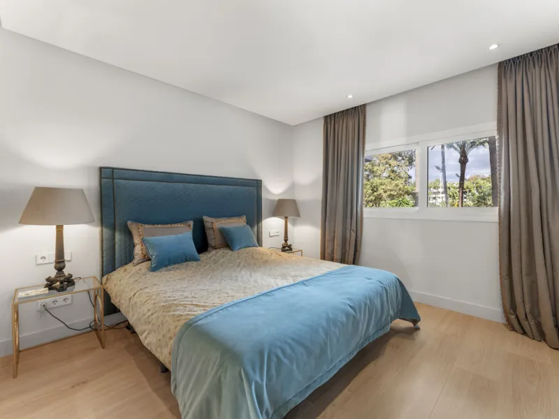 Located in the prestigious Puente Romano area, this exquisite three-bedroom apartment offers a sophisticated blend of comfort and elegance in one of Marbella's most sought-after locations. Just a short distance from renowned fine dining restaurants, luxur