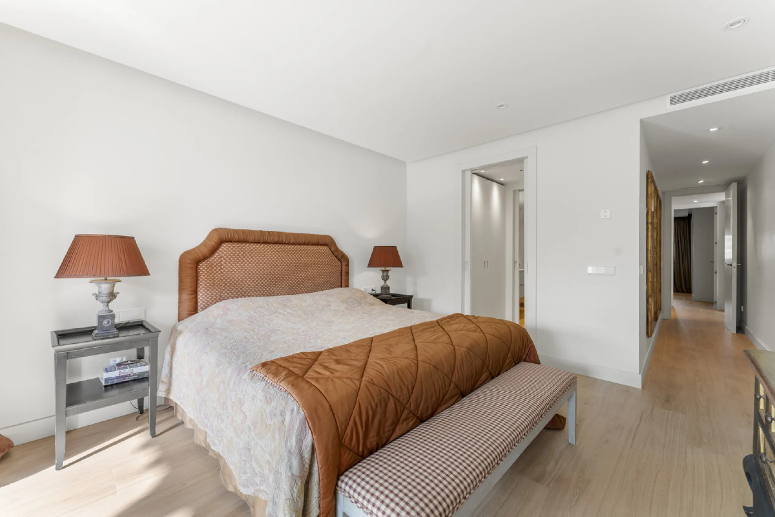 Located in the prestigious Puente Romano area, this exquisite three-bedroom apartment offers a sophisticated blend of comfort and elegance in one of Marbella's most sought-after locations. Just a short distance from renowned fine dining restaurants, luxur
