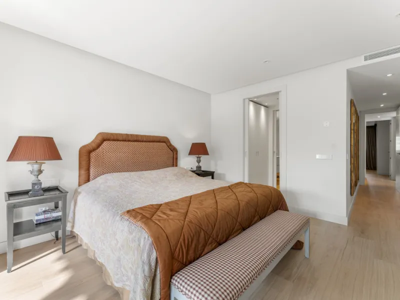 Located in the prestigious Puente Romano area, this exquisite three-bedroom apartment offers a sophisticated blend of comfort and elegance in one of Marbella's most sought-after locations. Just a short distance from renowned fine dining restaurants, luxur