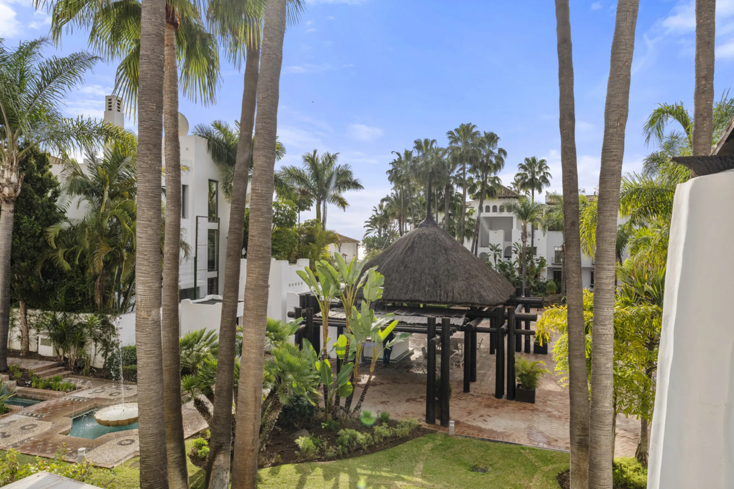 Located in the prestigious Puente Romano area, this exquisite three-bedroom apartment offers a sophisticated blend of comfort and elegance in one of Marbella's most sought-after locations. Just a short distance from renowned fine dining restaurants, luxur