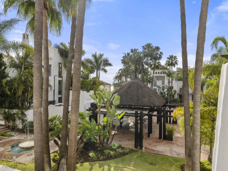 Located in the prestigious Puente Romano area, this exquisite three-bedroom apartment offers a sophisticated blend of comfort and elegance in one of Marbella's most sought-after locations. Just a short distance from renowned fine dining restaurants, luxur
