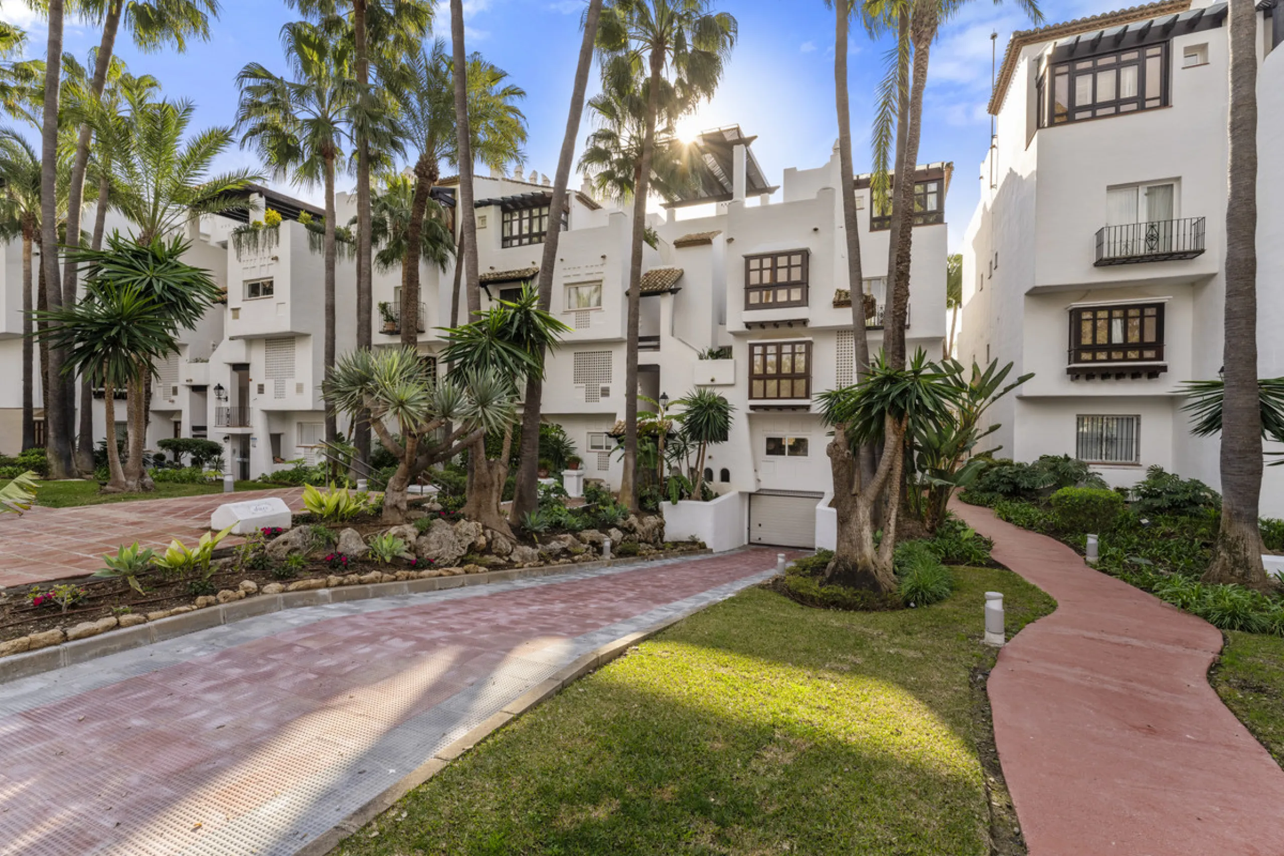 Located in the prestigious Puente Romano area, this exquisite three-bedroom apartment offers a sophisticated blend of comfort and elegance in one of Marbella's most sought-after locations. Just a short distance from renowned fine dining restaurants, luxur