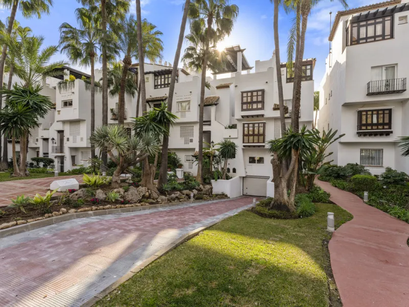 Located in the prestigious Puente Romano area, this exquisite three-bedroom apartment offers a sophisticated blend of comfort and elegance in one of Marbella's most sought-after locations. Just a short distance from renowned fine dining restaurants, luxur