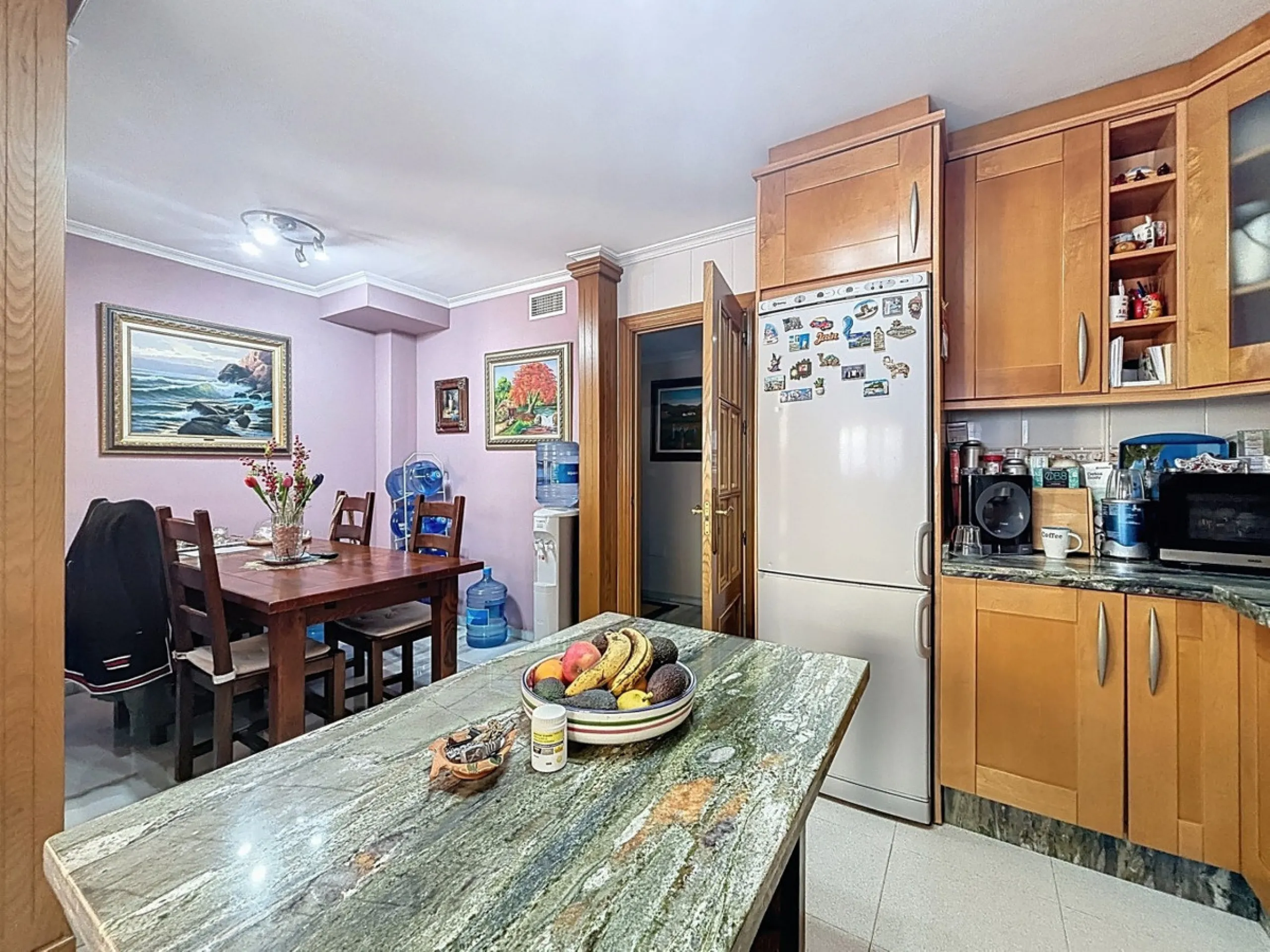 This beautiful 3-storey villa in Torre del Mar is presented, ideal for families looking for space, comfort and excellent location. On the first floor, we find a very bright and cozy living room, a toilet, and a separate kitchen-dining room, perfect for en