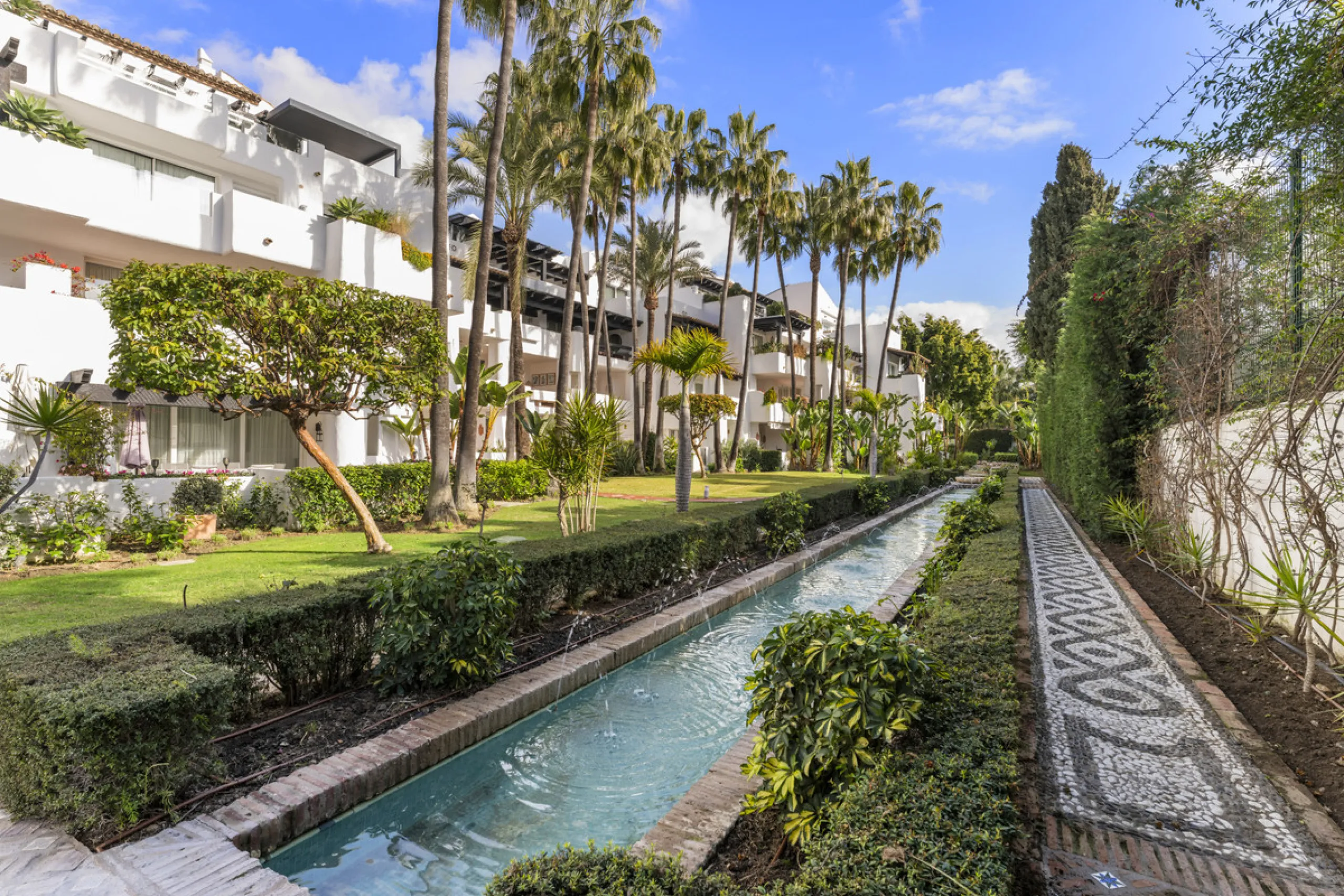 Located in the prestigious Puente Romano area, this exquisite three-bedroom apartment offers a sophisticated blend of comfort and elegance in one of Marbella's most sought-after locations. Just a short distance from renowned fine dining restaurants, luxur