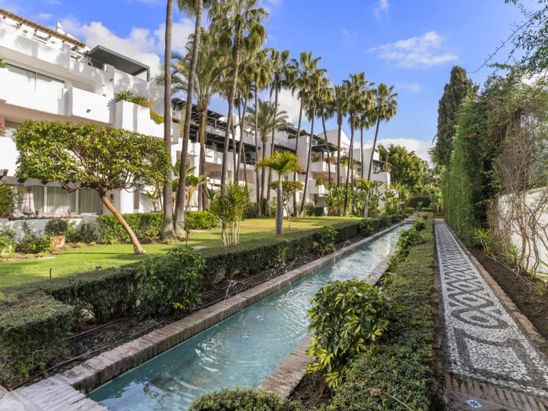 Located in the prestigious Puente Romano area, this exquisite three-bedroom apartment offers a sophisticated blend of comfort and elegance in one of Marbella's most sought-after locations. Just a short distance from renowned fine dining restaurants, luxur