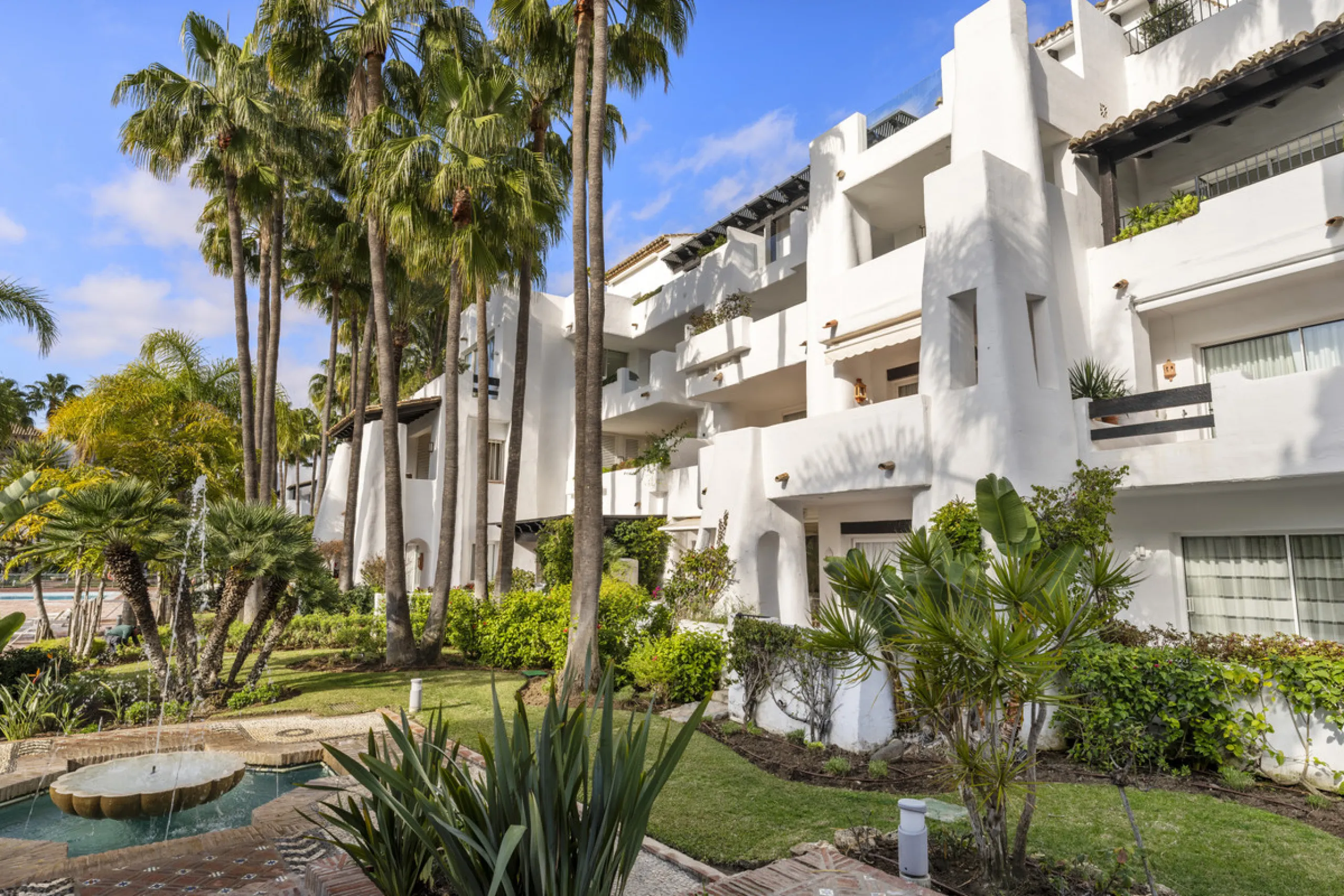 Located in the prestigious Puente Romano area, this exquisite three-bedroom apartment offers a sophisticated blend of comfort and elegance in one of Marbella's most sought-after locations. Just a short distance from renowned fine dining restaurants, luxur