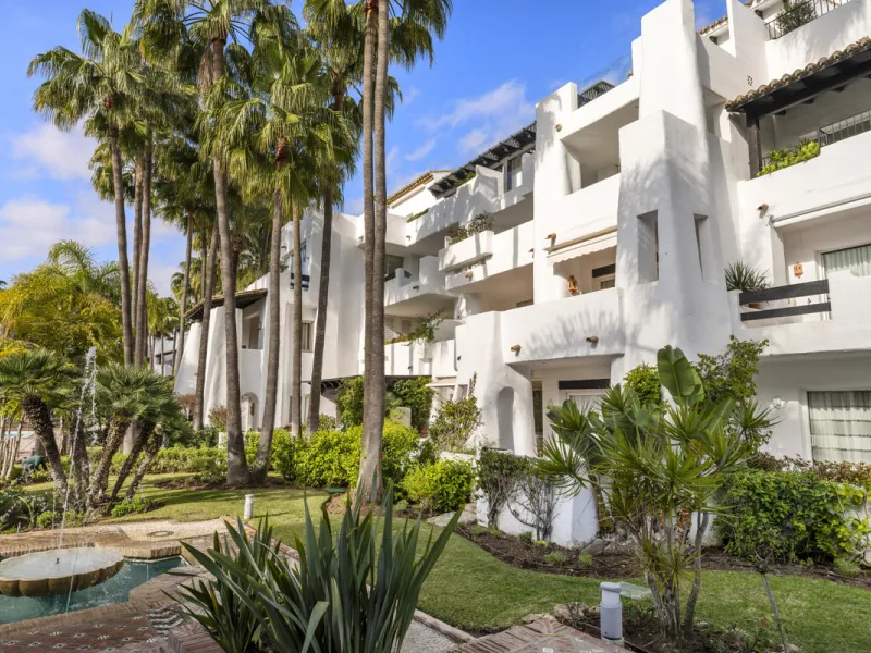 Located in the prestigious Puente Romano area, this exquisite three-bedroom apartment offers a sophisticated blend of comfort and elegance in one of Marbella's most sought-after locations. Just a short distance from renowned fine dining restaurants, luxur