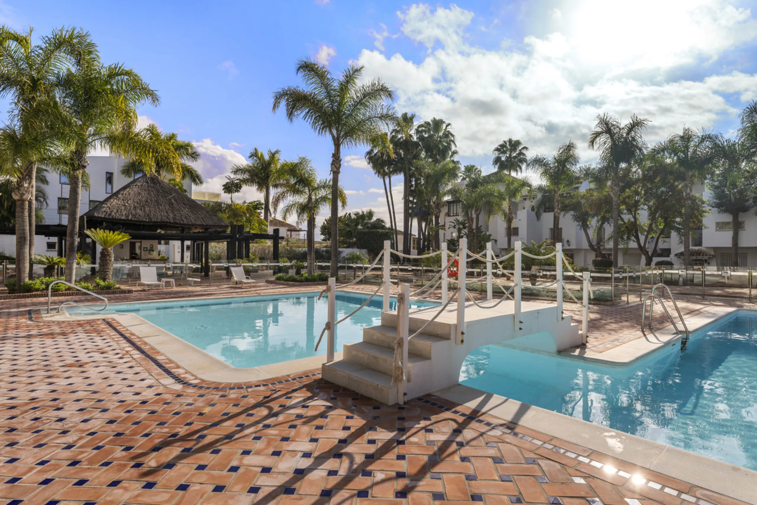 Located in the prestigious Puente Romano area, this exquisite three-bedroom apartment offers a sophisticated blend of comfort and elegance in one of Marbella's most sought-after locations. Just a short distance from renowned fine dining restaurants, luxur