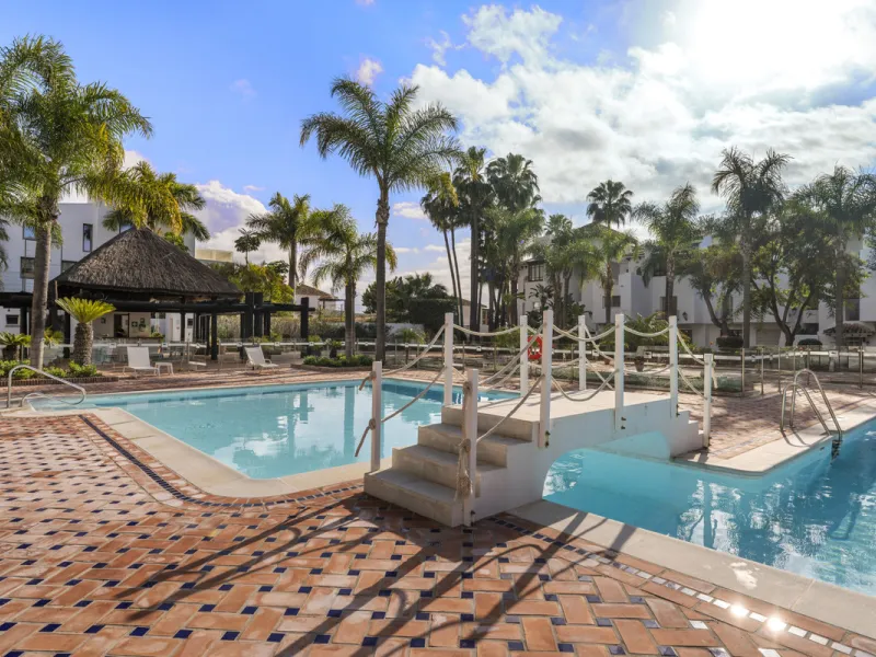 Located in the prestigious Puente Romano area, this exquisite three-bedroom apartment offers a sophisticated blend of comfort and elegance in one of Marbella's most sought-after locations. Just a short distance from renowned fine dining restaurants, luxur
