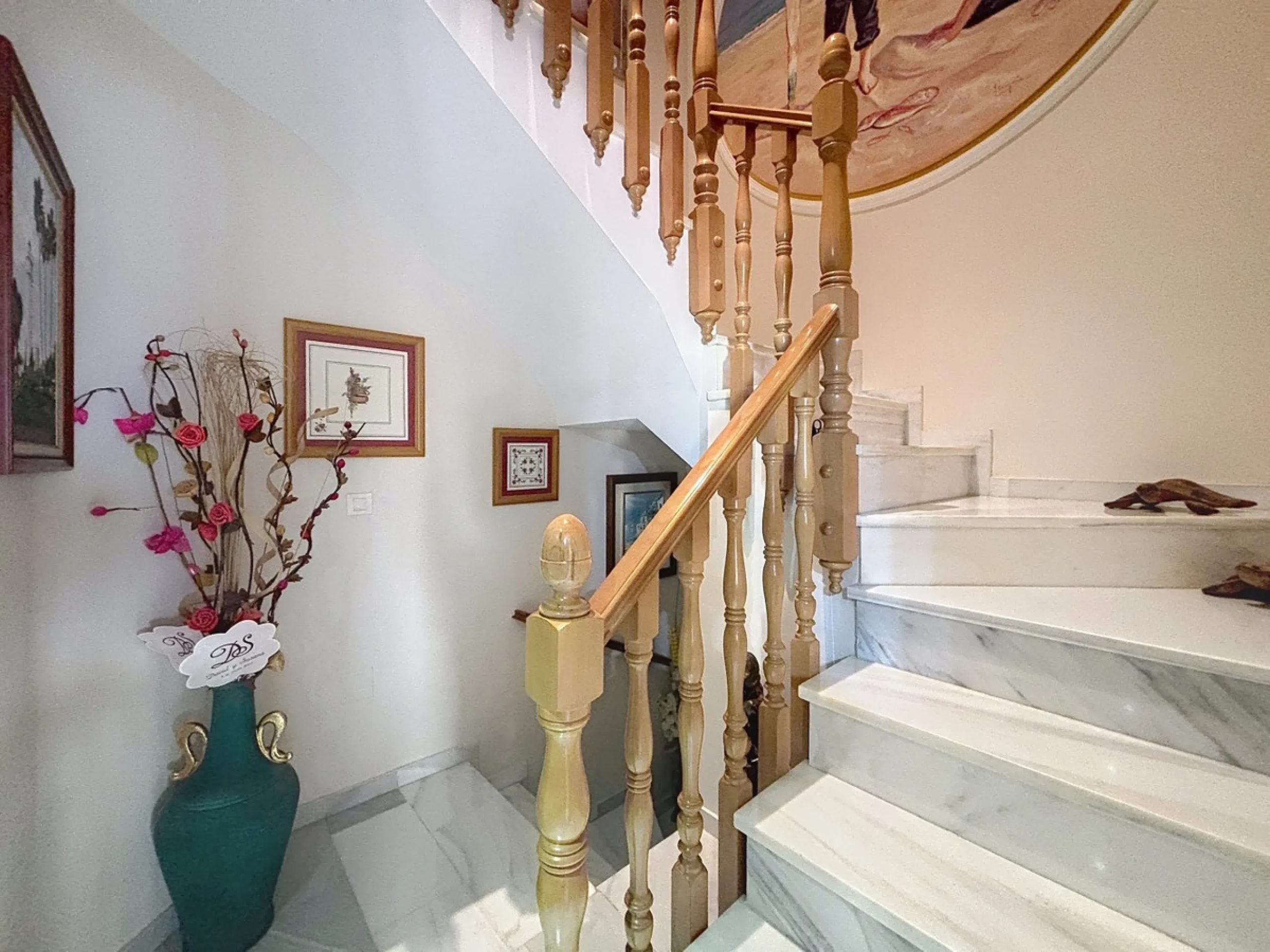 This beautiful 3-storey villa in Torre del Mar is presented, ideal for families looking for space, comfort and excellent location. On the first floor, we find a very bright and cozy living room, a toilet, and a separate kitchen-dining room, perfect for en