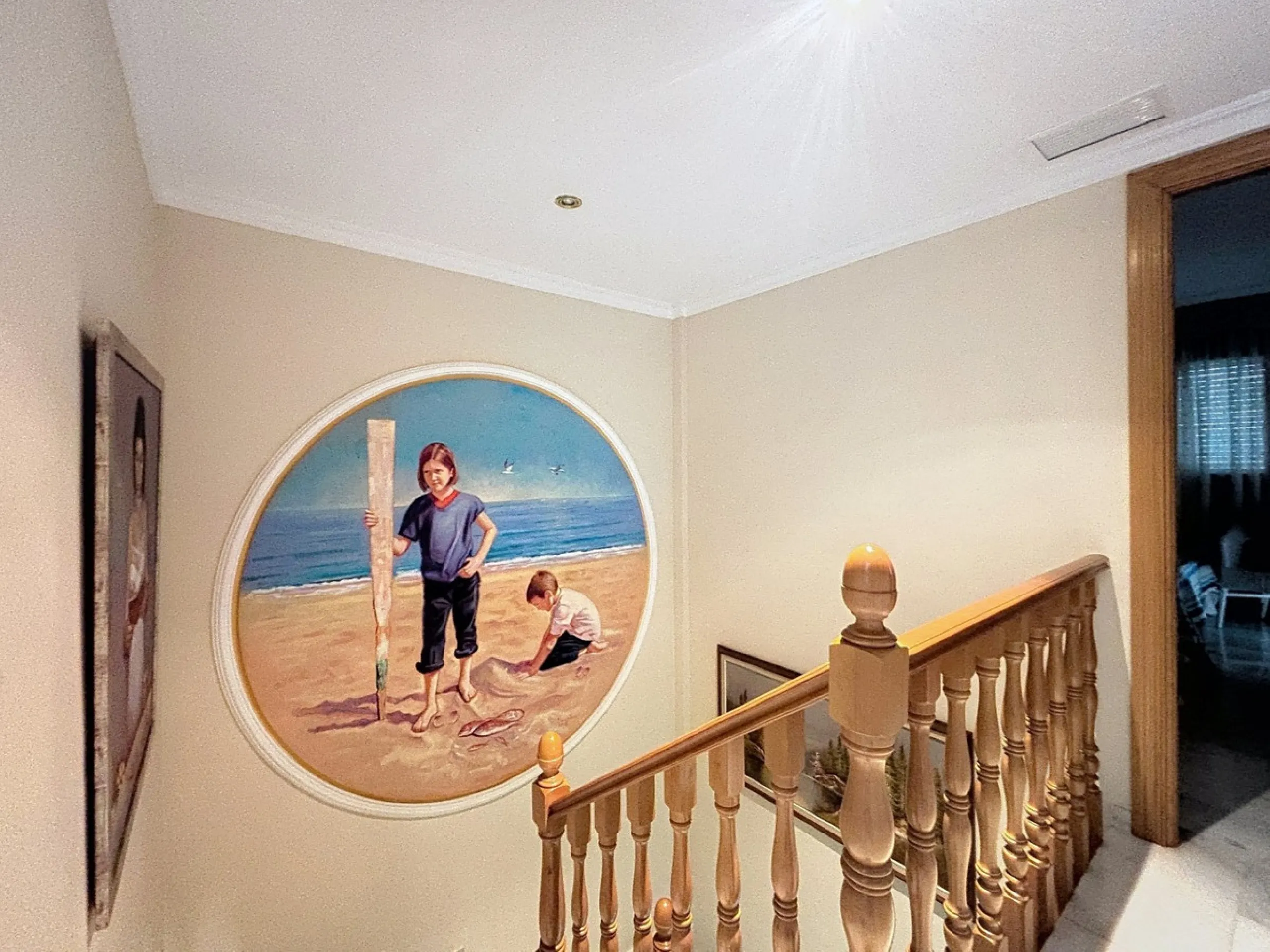 This beautiful 3-storey villa in Torre del Mar is presented, ideal for families looking for space, comfort and excellent location. On the first floor, we find a very bright and cozy living room, a toilet, and a separate kitchen-dining room, perfect for en