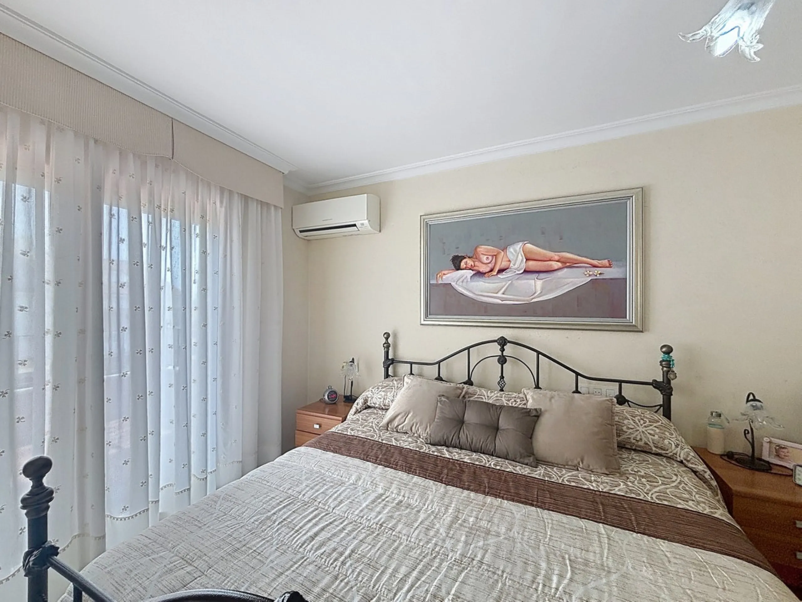 This beautiful 3-storey villa in Torre del Mar is presented, ideal for families looking for space, comfort and excellent location. On the first floor, we find a very bright and cozy living room, a toilet, and a separate kitchen-dining room, perfect for en