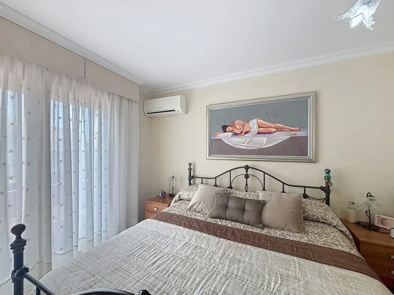 This beautiful 3-storey villa in Torre del Mar is presented, ideal for families looking for space, comfort and excellent location. On the first floor, we find a very bright and cozy living room, a toilet, and a separate kitchen-dining room, perfect for en