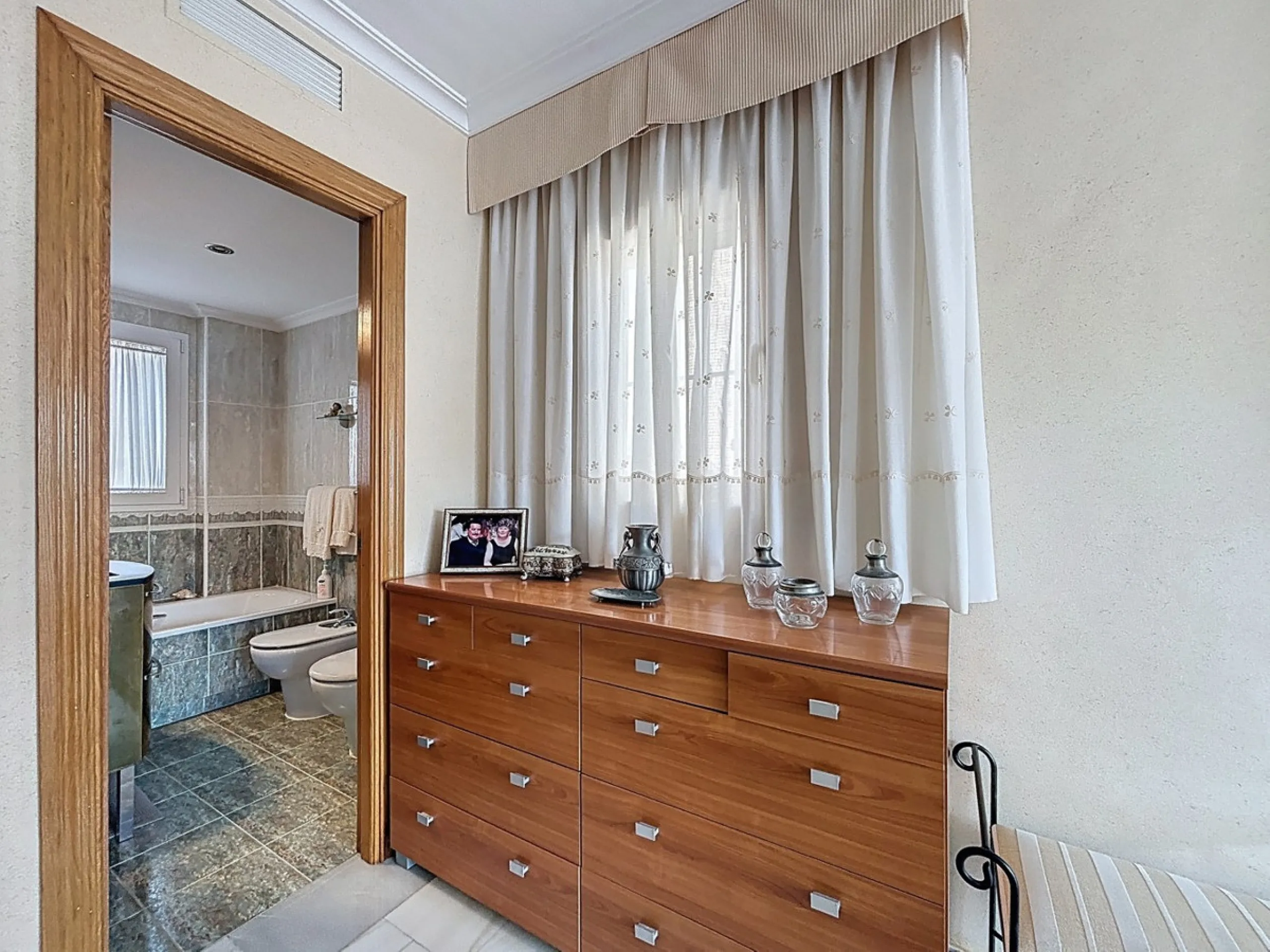 This beautiful 3-storey villa in Torre del Mar is presented, ideal for families looking for space, comfort and excellent location. On the first floor, we find a very bright and cozy living room, a toilet, and a separate kitchen-dining room, perfect for en