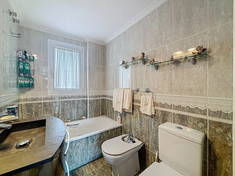 This beautiful 3-storey villa in Torre del Mar is presented, ideal for families looking for space, comfort and excellent location. On the first floor, we find a very bright and cozy living room, a toilet, and a separate kitchen-dining room, perfect for en
