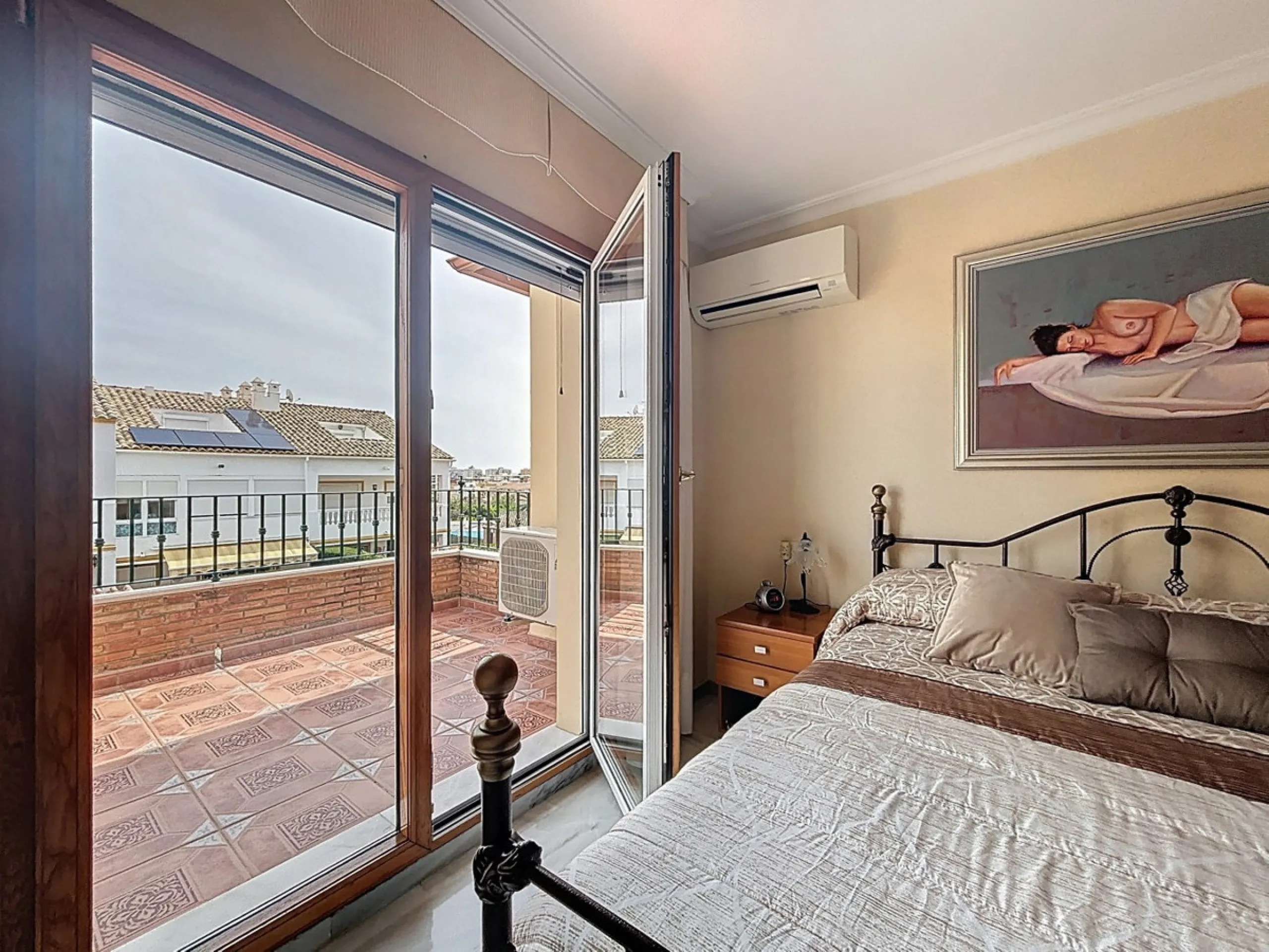 This beautiful 3-storey villa in Torre del Mar is presented, ideal for families looking for space, comfort and excellent location. On the first floor, we find a very bright and cozy living room, a toilet, and a separate kitchen-dining room, perfect for en